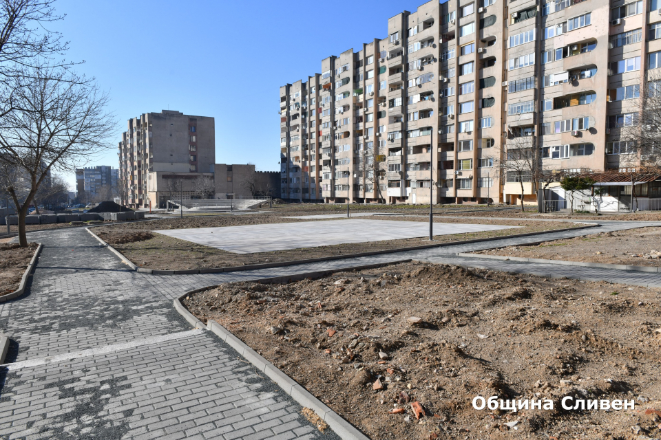 Кметът Стефан Радев днес се срещна с изпълнителя на проекта за благоустрояване на прилежащите площи към жилищни блокове в квартал „Дружба“ и посети обекта....